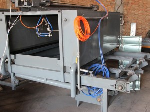 Auto bottom glue spraying section